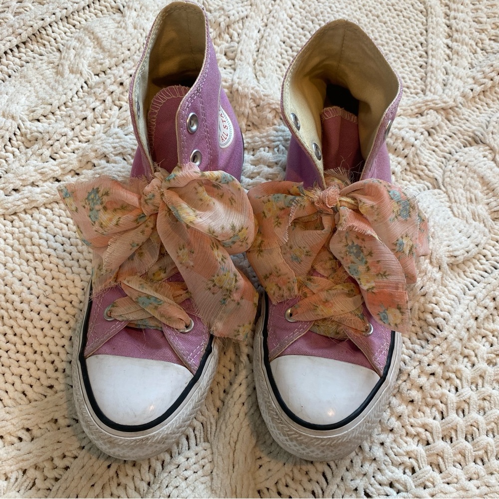 Converse lavender High-Top Sneakers with Floral Bow Laces
